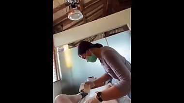 Un homme ejacule et jouit pendant que son esthÃ©ticienne lâ€™epile