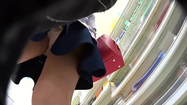 CANDOã§è²·ã„ç‰©ã—ã¦ã‚‹è–„ç´«ã®ã‚«ãƒ¼ãƒ‡ã‚£ã‚¬ãƒ³ã‚’ç€ãŸå¥³å­å¤§ç”Ÿã®ãŠå§‰ã•ã‚“ã®ãƒ‘ãƒ³ãƒ†ã‚£ã‚’ç›—æ’®