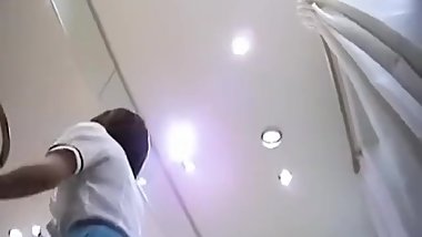 è£¾ã«ãƒ¬ãƒ¼ã‚¹ã®ãƒ¯ãƒ³ãƒã‚¤ãƒ³ãƒˆãŒå…¥ã£ãŸã‚¹ã‚«ãƒ¼ãƒˆã‚’å±¥ã„ãŸç¶ºéº—ãªåº—å“¡ã®ãŠå§‰ã•ã‚“ãƒ‘ãƒ³ãƒ†ã‚£ã‚’ç›—æ’®