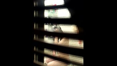 è¿‘æ‰€ã®æ°‘å®¶ã‚’ç›—æ’®ãƒãƒ¬