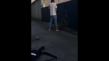 ç”·å­ã€€ç«‹ã¡ã‚·ãƒ§ãƒ³ã€€è‰ã‚€ã‚‰ã«å‘ã‘ã¦